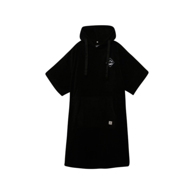 Ein schwarzer Surf-Poncho aus Frottee mit Kapuze, Kängurutasche und einem kleinen Logo-Patch auf der Brust.