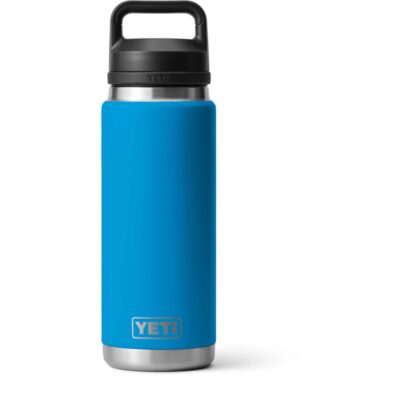Blaue YETI Trinkflasche aus Edelstahl mit schwarzem Schraubverschluss und integriertem Tragegriff vor weißem Hintergrund.