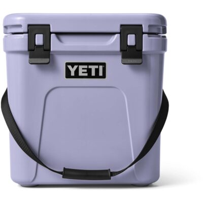 Robuste lilafarbene Yeti Roadie Kühlbox mit schwarzem Tragegriff und YETI-Logo auf weißem Hintergrund.