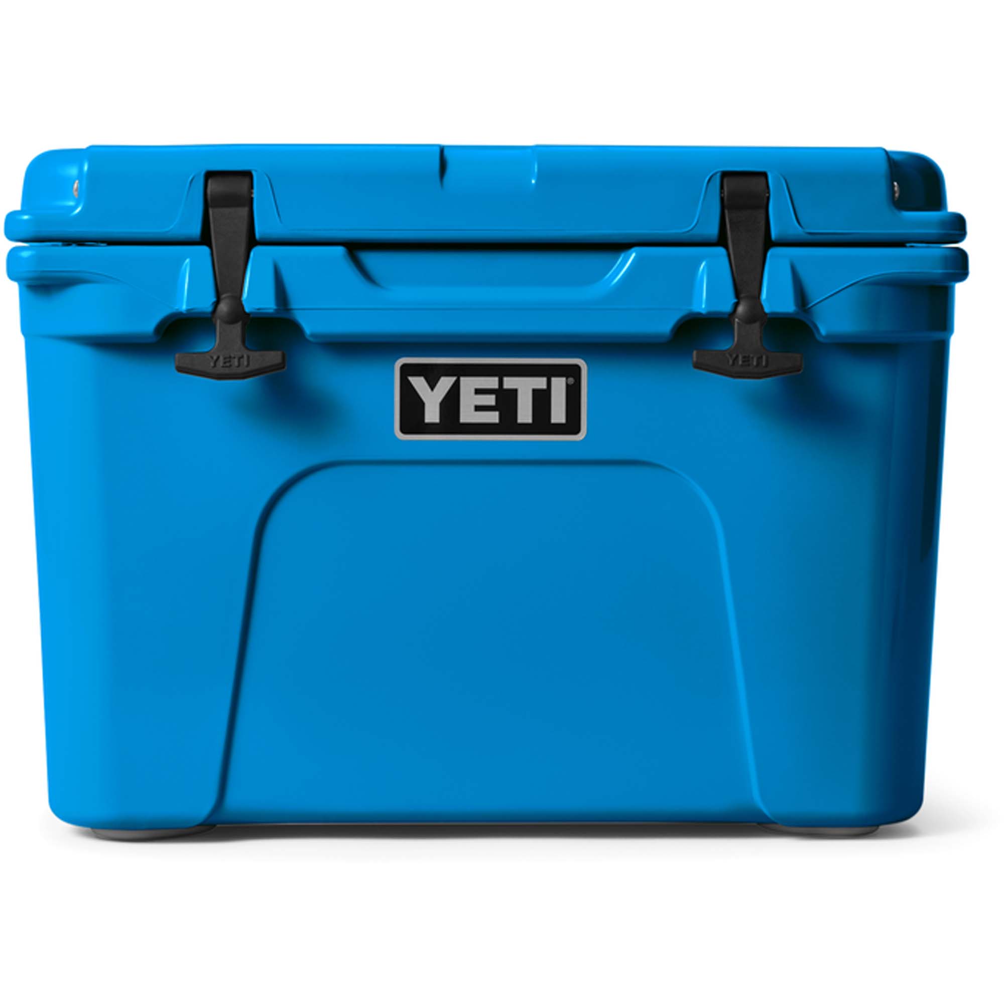 Blaue Yeti Kühlbox Tundra - Windsport Fehmarn Eine hellblaue Yeti Tundra Kühlbox mit schwarzen Gummiverschlüssen vor einem weißen Hintergrund.