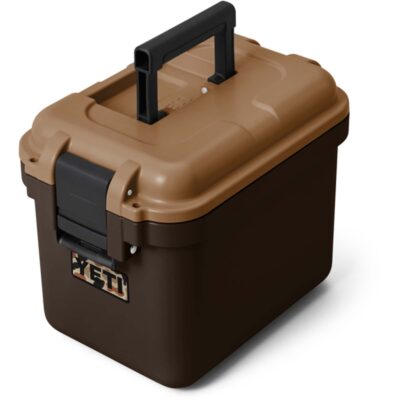 Robuste, dunkelbraune YETI LoadOut GoBox Aufbewahrungsbox mit Tragegriff vor weißem Hintergrund.