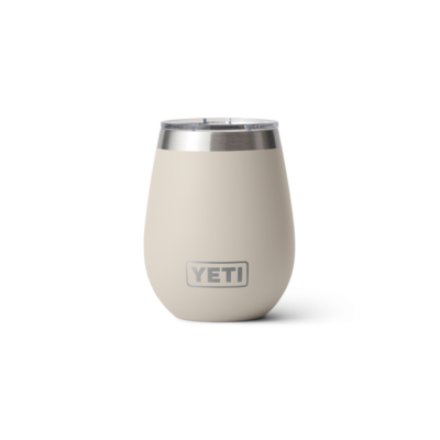 Isolierbecher von YETI in hellem Beige mit transparentem Deckel vor weißem Hintergrund.