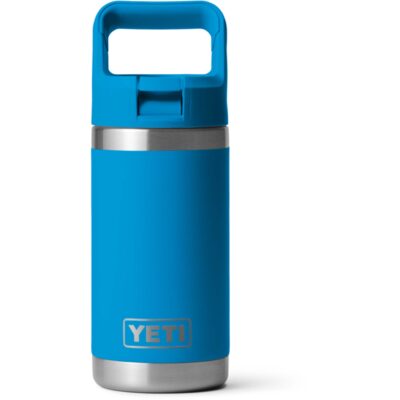 Blaue, isolierte Yeti Trinkflasche mit Tragegriff-Deckel und silbernem Boden auf weißem Hintergrund.