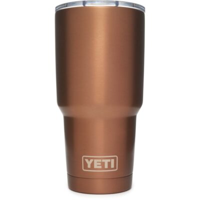 Kupferfarbener Yeti Thermobecher mit durchsichtigem Deckel vor weißem Hintergrund.