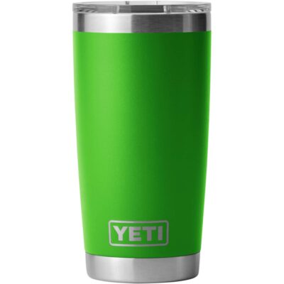 Ein leuchtend grüner YETI Isolierbecher mit Edelstahl-Akzenten an Boden und Deckel vor weißem Hintergrund.