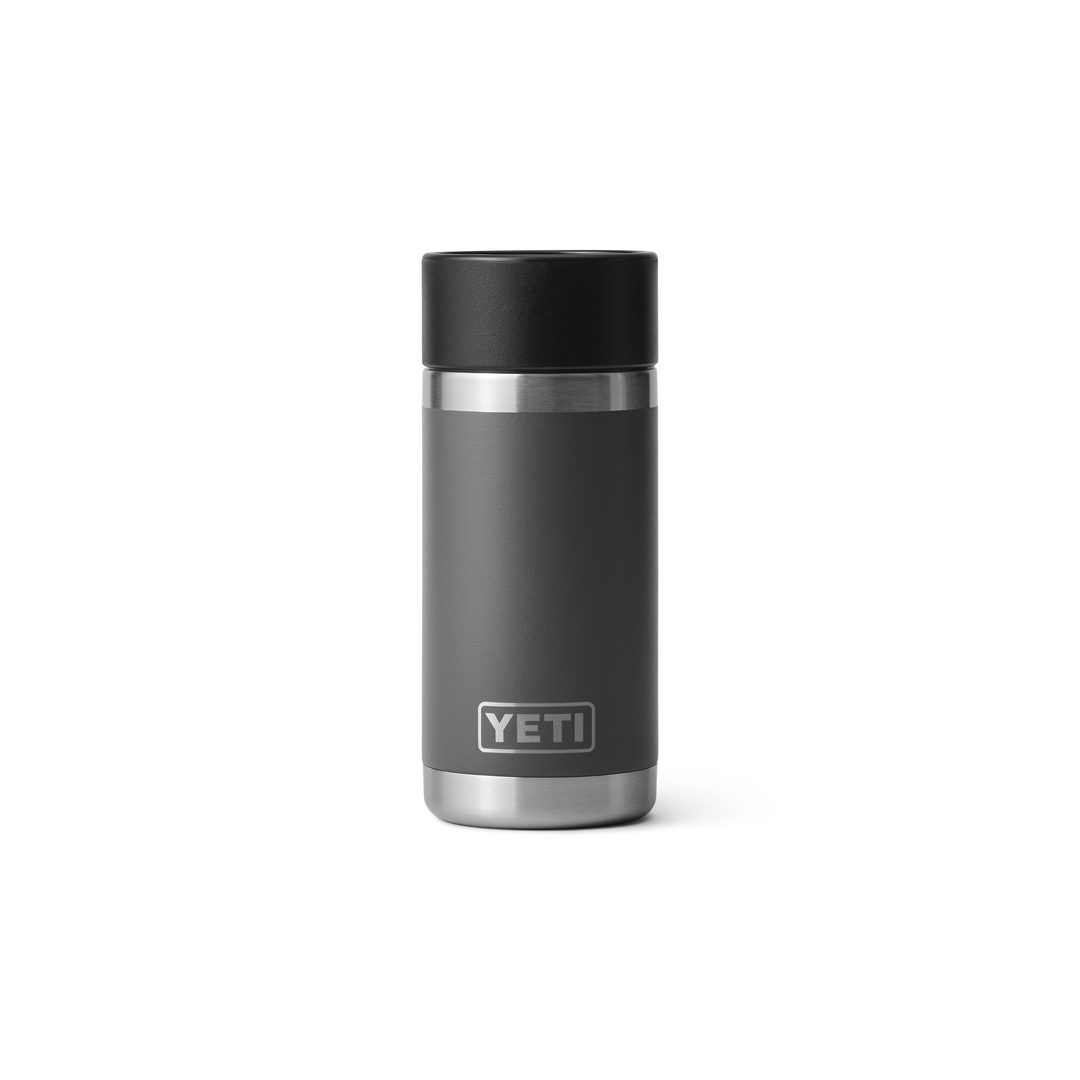 YETI Isolierbecher in Anthrazit - Windsport Fehmarn Ein grauer YETI Isolierbecher mit schwarzem Schraubdeckel auf weißem Hintergrund.
