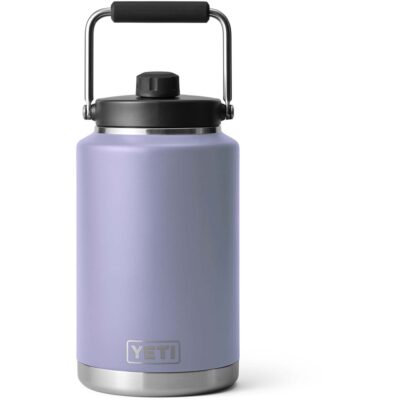 Eine hellviolette YETI Isolierflasche aus Edelstahl mit schwarzem Deckel und Tragebügel vor weißem Hintergrund.