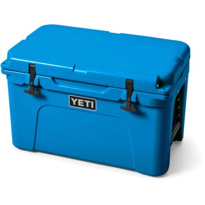 Eine leuchtend blaue Yeti Tundra Kühlbox auf weißem Hintergrund mit schwarzen Verschlussriegeln.