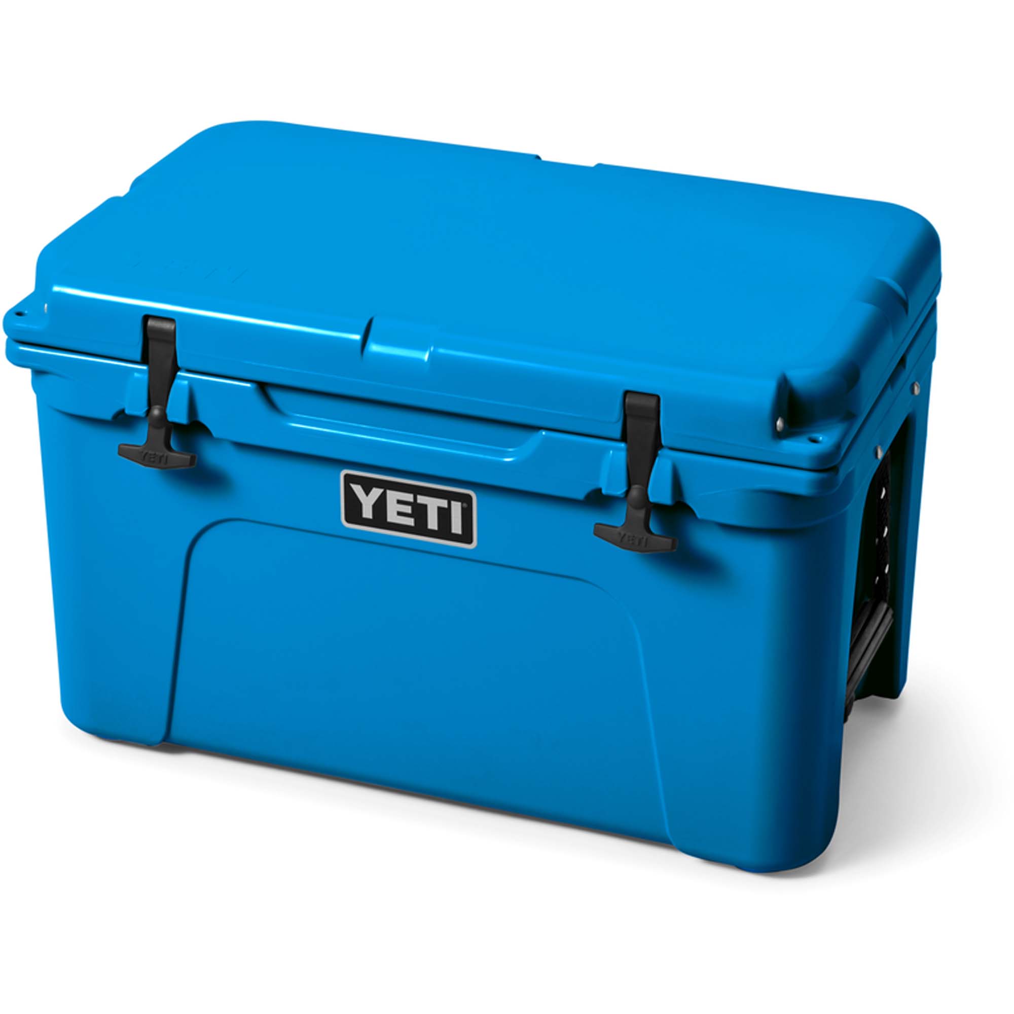 Blaue Yeti Kühlbox Tundra - Windsport Fehmarn Eine leuchtend blaue Yeti Tundra Kühlbox auf weißem Hintergrund mit schwarzen Verschlussriegeln.