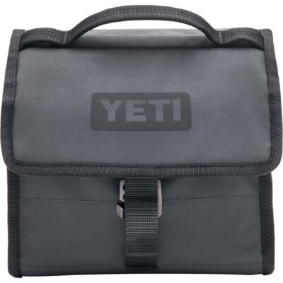 Kompakte, anthrazitfarbene YETI-Tasche mit Tragegriff und Schnallenverschluss vor neutralem Hintergrund.