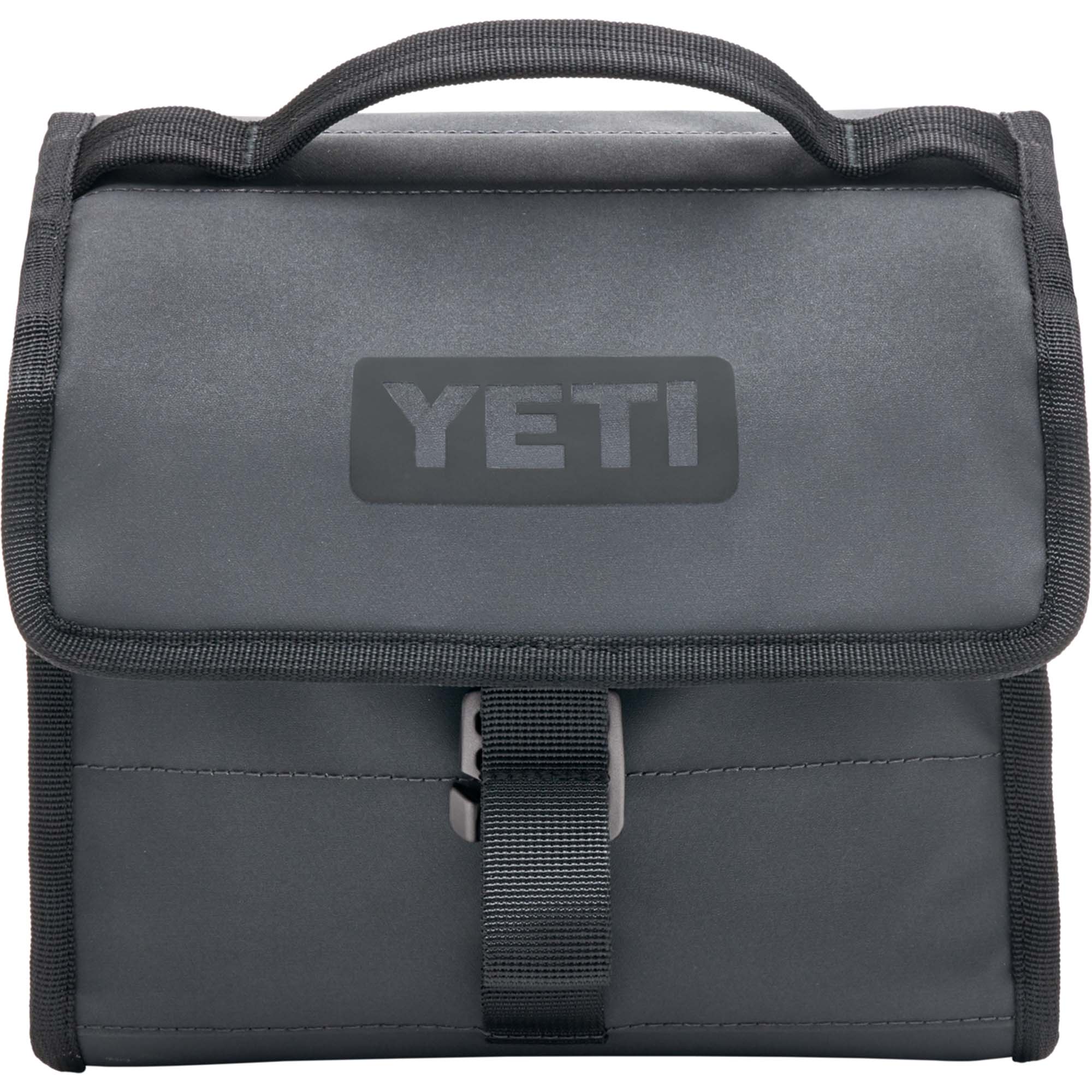 YETI Seitentasche in Anthrazit - Windsport Fehmarn Kompakte, anthrazitfarbene YETI-Tasche mit Tragegriff und Schnallenverschluss vor neutralem Hintergrund.