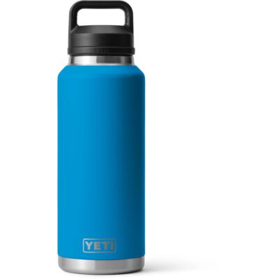Blaue YETI Isolierflasche mit schwarzem Deckel und Tragegriff vor weißem Hintergrund.