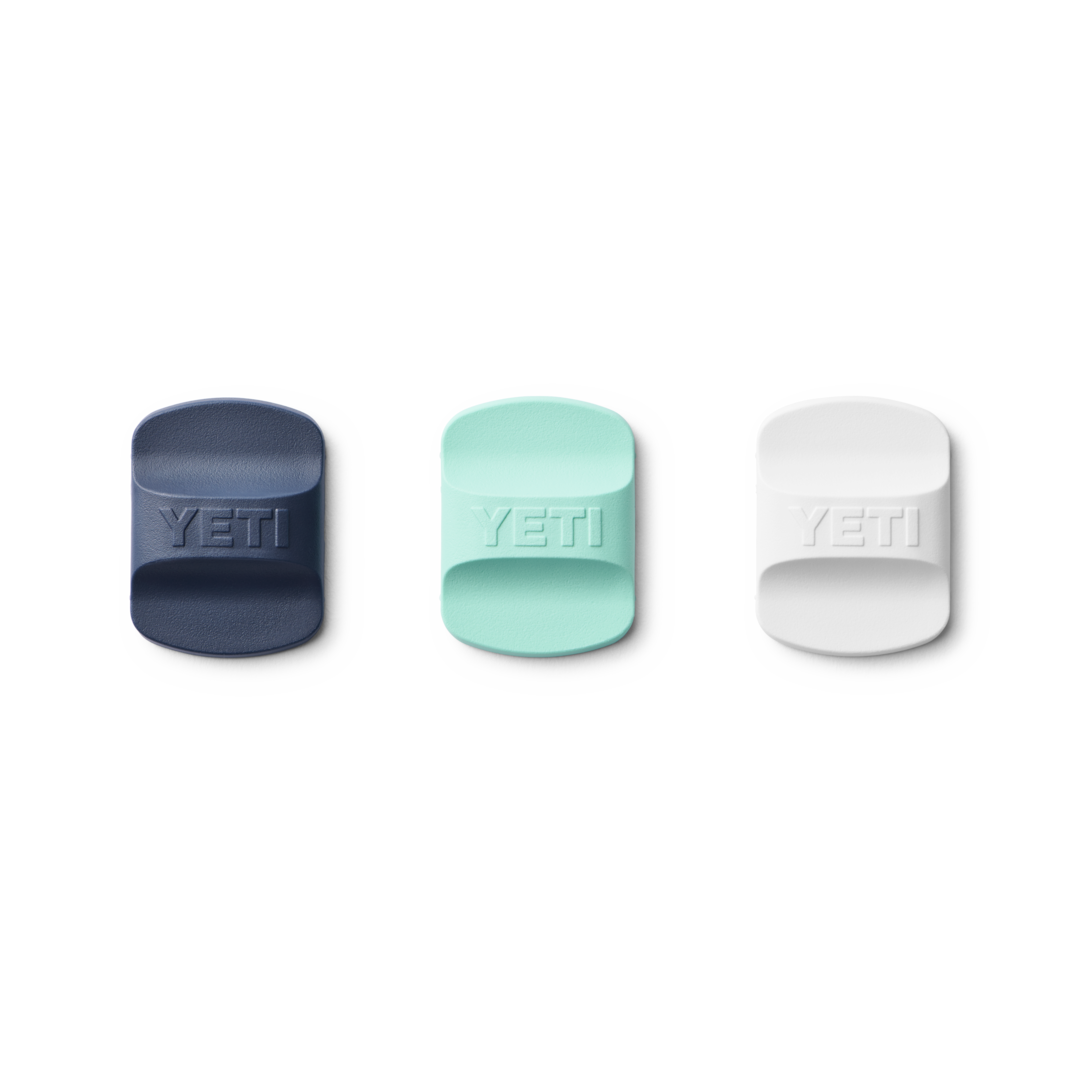 Drei Yeti-Zubehör-Clips in Farben - Windsport Fehmarn Drei Yeti-Clips in Dunkelblau, Mintgrün und Weiß nebeneinander vor weißem Hintergrund.