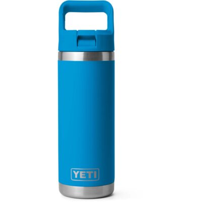 Blaue, isolierte YETI Trinkflasche aus Edelstahl mit Tragegriff vor weißem Hintergrund.