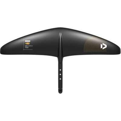 Schwarzer Duotone Aero Carve 2.0 Frontflügel aus Carbon mit Branding auf weißem Hintergrund.