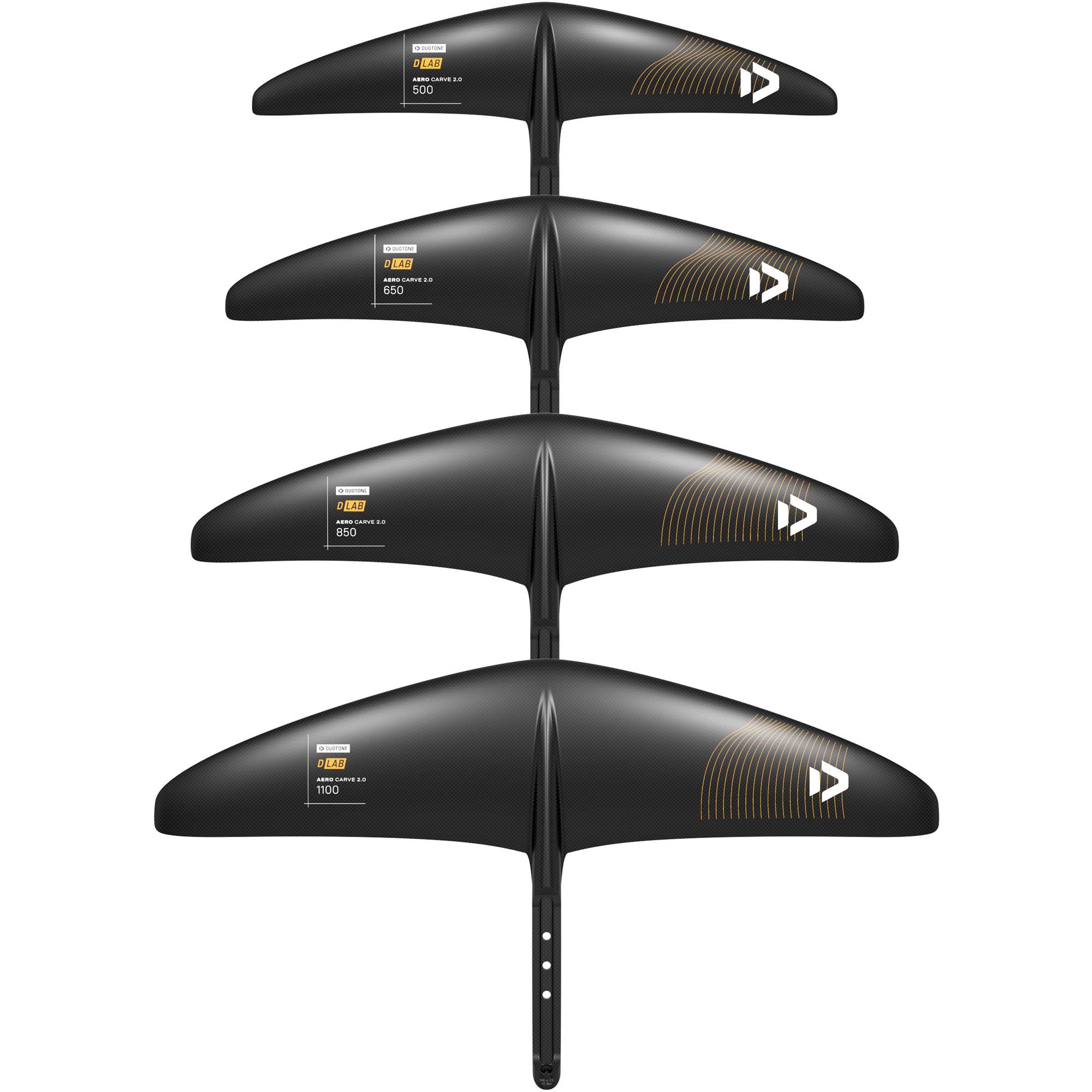 Duotone Aero Carve 2.0 Frontflügel - Windsport Fehmarn Vier Duotone D/LAB Aero Carve 2.0 Frontflügel in verschiedenen Größen untereinander angeordnet vor weißem Hintergrund.