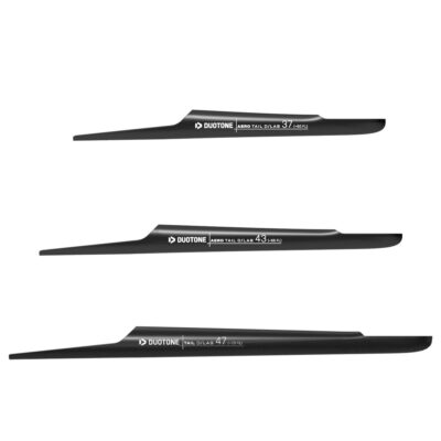 Drei schwarze Carbon-Stabilizer für Wingfoil-Foils in den Größen 37, 43 und 47, untereinander angeordnet.
