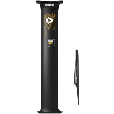Duotone Aero Slim D/LAB Mast in Carbon mit passendem 37er Aero Tail auf weißem Hintergrund.