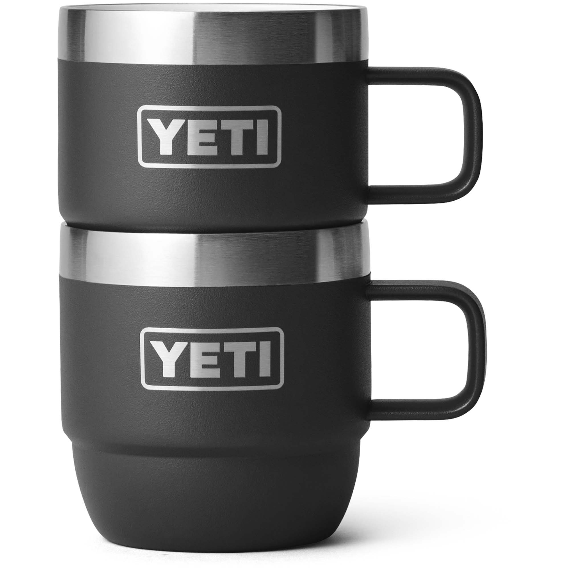 Zwei stapelbare Yeti Tassen - Windsport Fehmarn Zwei schwarze, stapelbare Yeti-Isolierbecher aus Metall mit silbernem Rand und Logo vor weißem Hintergrund.