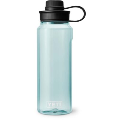 Eine hellblaue, transparente YETI Wasserflasche aus Kunststoff mit schwarzem Schraubverschluss vor weißem Hintergrund.