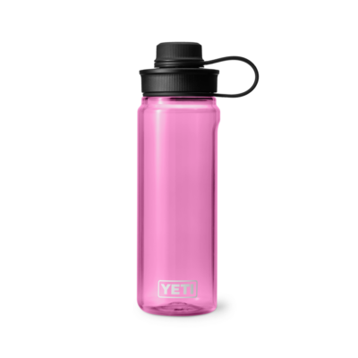 Rosa, durchsichtige YETI Trinkflasche mit schwarzem Schraubverschluss vor weißem Hintergrund.