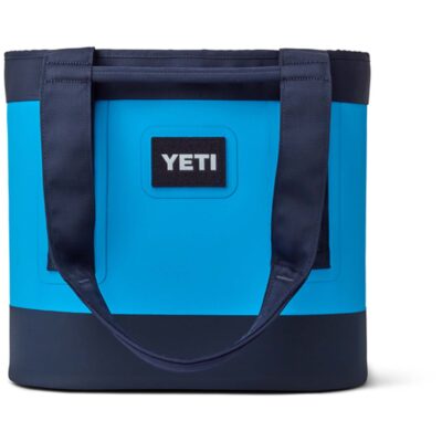 Robuste, hellblaue YETI Camino Tragetasche mit dunkelblauen Griffen und YETI-Logo vor weißem Hintergrund.