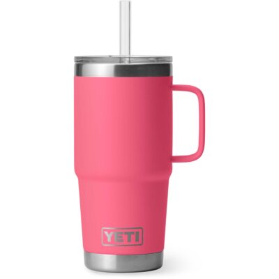 Ein pinker YETI Reisebecher mit Henkel, transparentem Deckel und Strohhalm auf weißem Hintergrund.