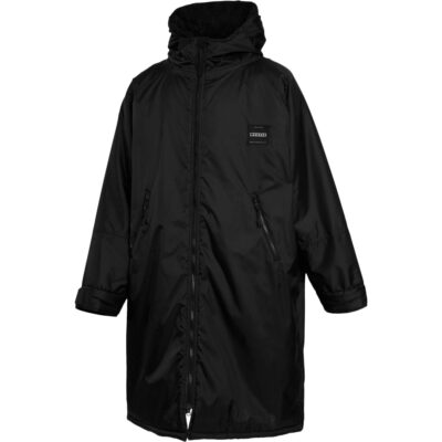 Schwarzer Mystic Change Robe Parka für Wassersportler mit Reißverschluss und Kapuze vor weißem Hintergrund.