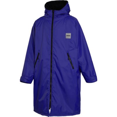 Blauer, gefütterter Mystic Wechsel-Poncho mit Kapuze, Front-Reißverschluss und zwei Seitentaschen auf weißem Grund.