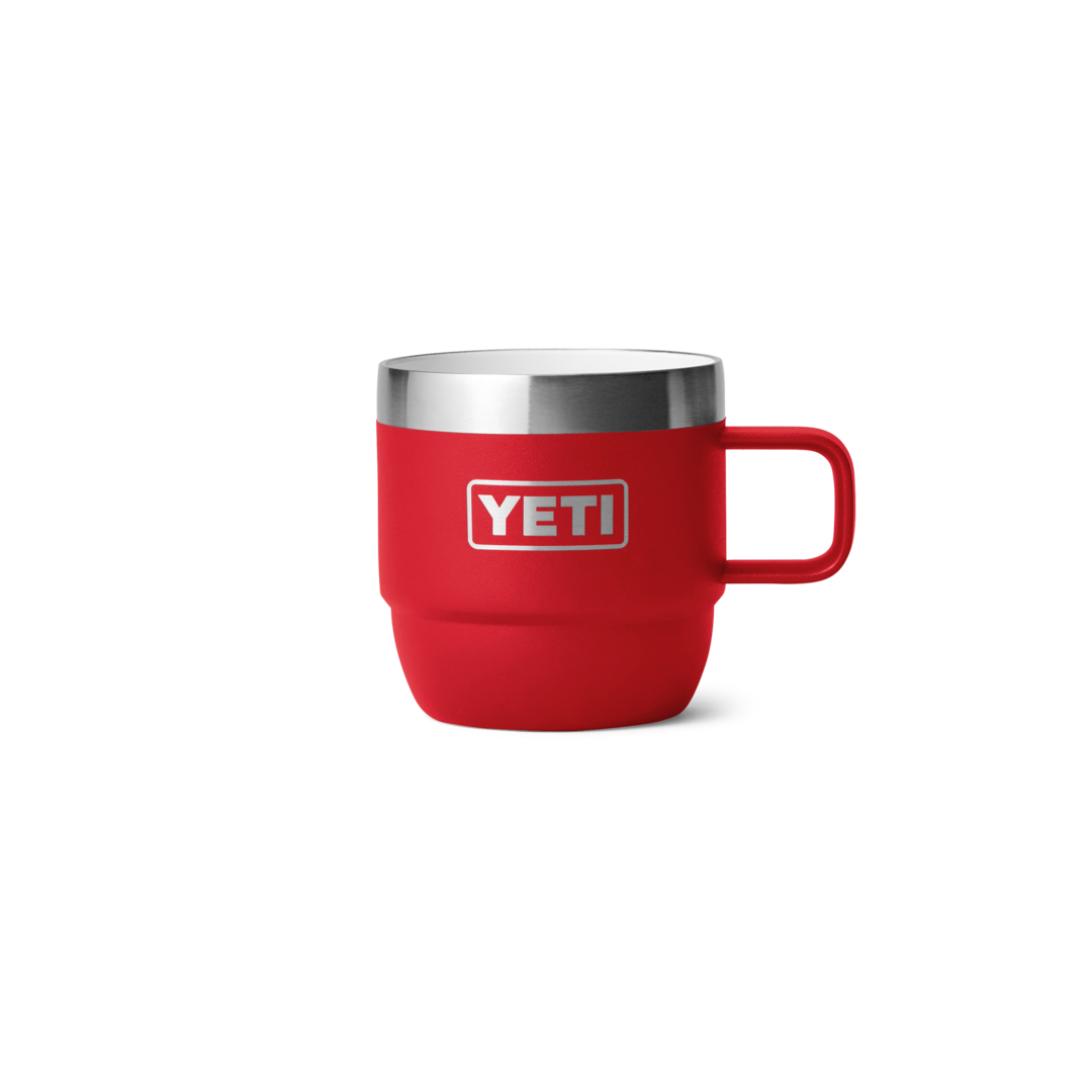 Roter YETI Isolierbecher - Windsport Fehmarn Roter YETI Isolierbecher mit silbernem Rand und Logo auf weißem Hintergrund.