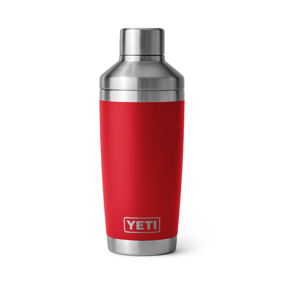 Roter Yeti Cocktail-Shaker - Windsport Fehmarn Ein roter Yeti Cocktail-Shaker aus Edelstahl mit markantem Markenlogo vor weißem Hintergrund.