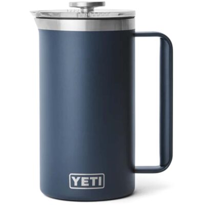 Dunkelblaue isolierte French Press von Yeti mit silbernem Metalldeckel und Logo auf weißem Hintergrund.