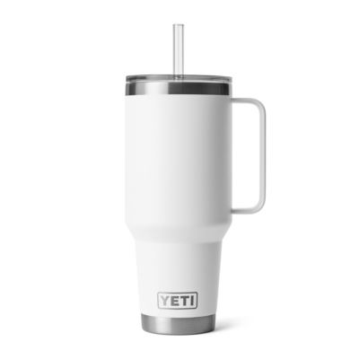 Weißer YETI Isolierbecher mit Henkel und transparentem Strohhalm auf weißem Hintergrund.