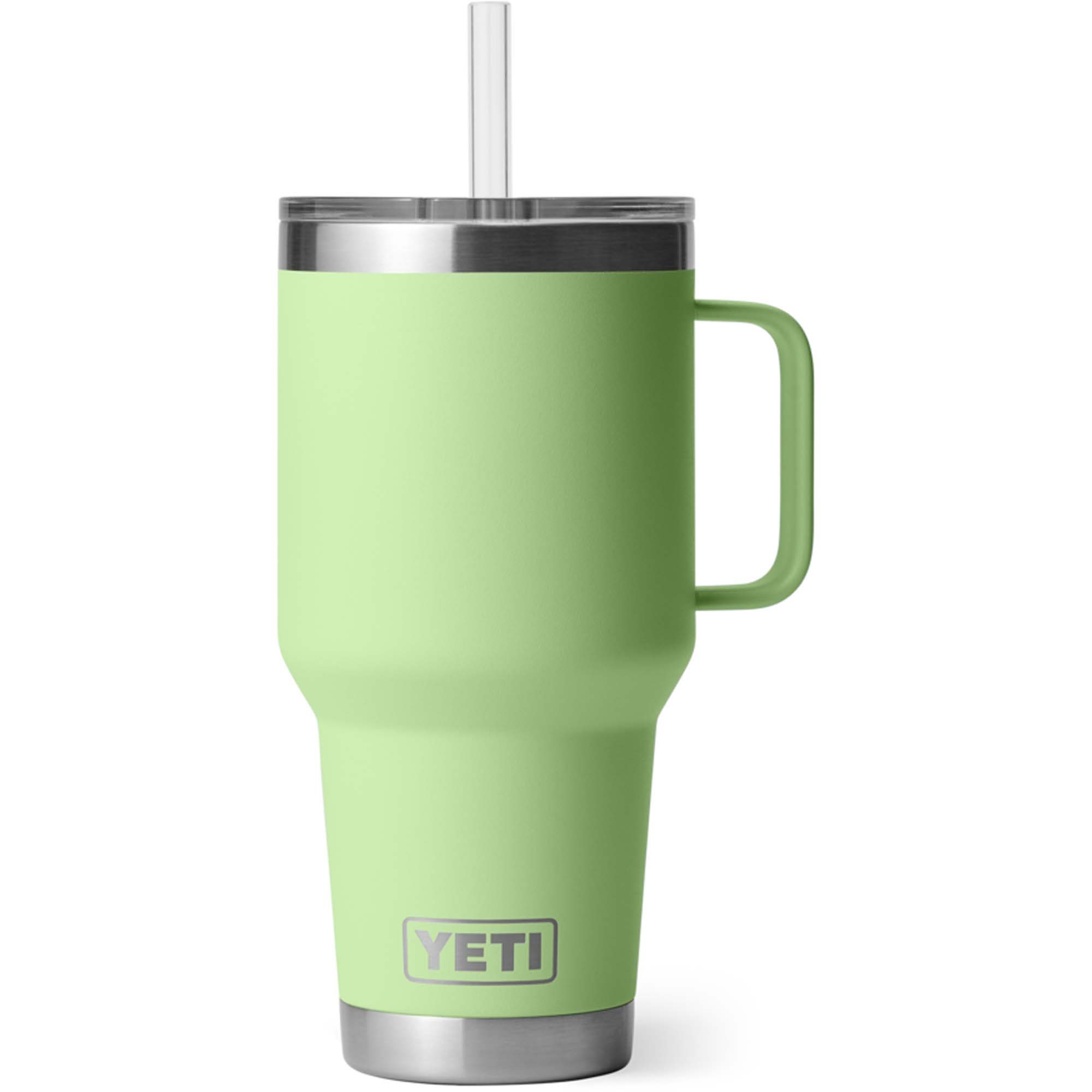 YETI Isolierbecher in Hellgrün - Windsport Fehmarn Hellgrüner YETI Isolierbecher mit Griff, Edelstahl-Deckel und durchsichtigem Trinkhalm vor weißem Hintergrund.