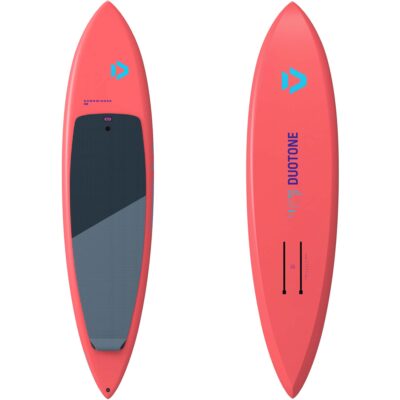 Draufsicht und Unterseite des korallenroten Duotone Downwinder SLS Surfboards mit blauem Logo