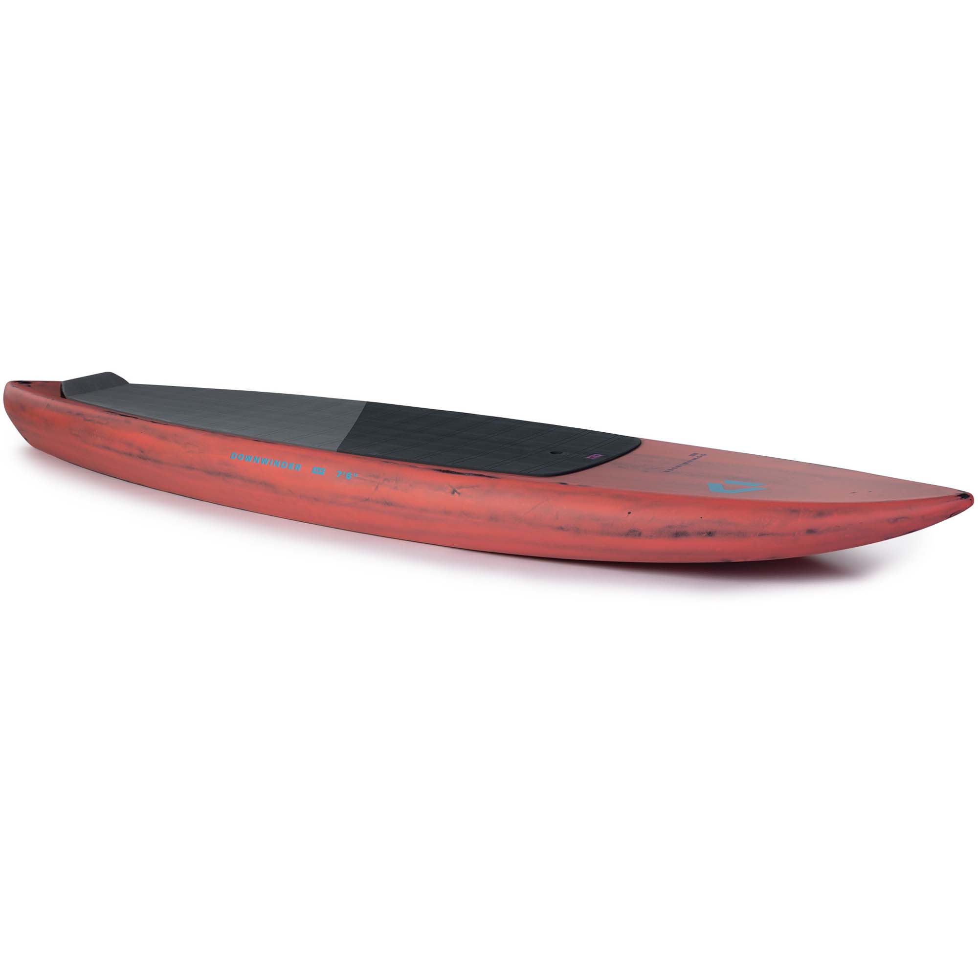 Downwinder Wingfoil Board Rot - Windsport Fehmarn Ein rotes 7'6 Downwinder Wingfoil Board vor weißem Hintergrund mit schwarzer Anti-Rutsch-Beschichtung.