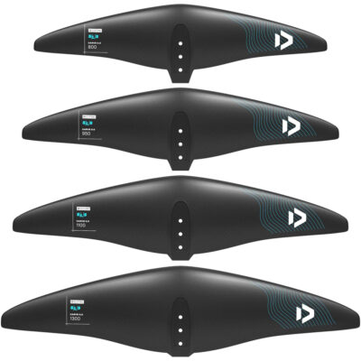Vier schwarze Duotone Carve 3.0 Carbon-Frontflügel in den Größen 800, 950, 1100 und 1300 untereinander angeordnet.