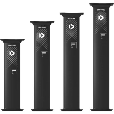 Vier schwarze Duotone Aluminium-Foilmasten in ansteigender Größe von 60 bis 90 cm nebeneinander.