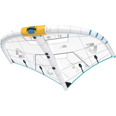 Weißer Duotone Unit Wing mit gelbem Griff und blauem Design-Akzent vor weißem Hintergrund.