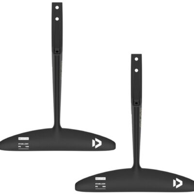 Zwei schwarze Carbon-Stabilisatoren für Wingfoil-Folien mit Duotone Branding vor weißem Hintergrund.