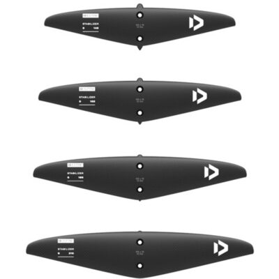 Vier verschiedene Duotone Wingfoil-Stabilizer aus Carbon untereinander angeordnet vor weißem Hintergrund.