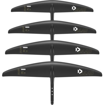 Vier schwarze Duotone Crest D/LAB Hydrofoil-Frontflügel in verschiedenen Größen von 675 bis 1050 untereinander angeordnet.
