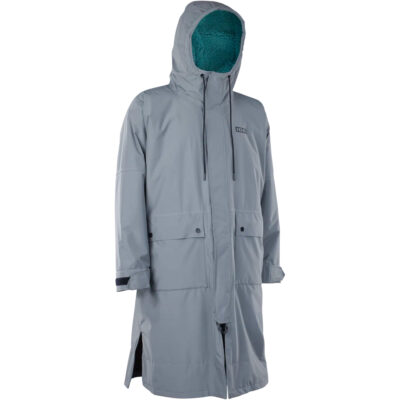 Grauer ION Umzieh-Poncho mit Kapuze und türkisfarbenem Innenfutter vor weißem Hintergrund.