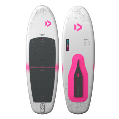 Draufsicht auf das weiße Duotone Skybrid Air Wingfoil-Board mit pinken Details und schwarzem Deckpad.