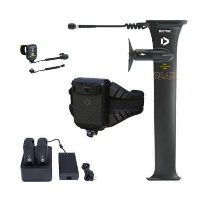 Duotone DLAB Assist Carbon Foil System mit Steuerungseinheit, Akkupack, Ladestation und Kabeln vor weißem Hintergrund.