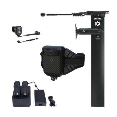 Duotone Assist AL Antriebssystem mit E-Foil Mast, Fernbedienung, Akku-Ladestation und Zubehör auf weißem Hintergrund.