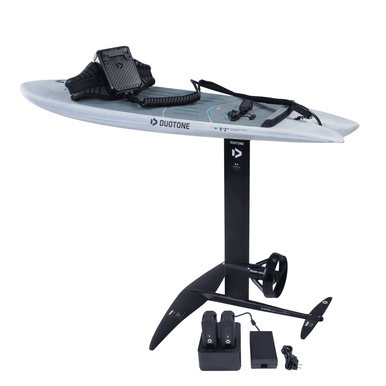 Duotone Wing Foil Elektro-Board - Windsport Fehmarn Ein Duotone Elektro-Wingfoil-Board mit Mast, Tragflügel, Antriebseinheit, Ladestation und Akkus auf weißem Hintergrund.