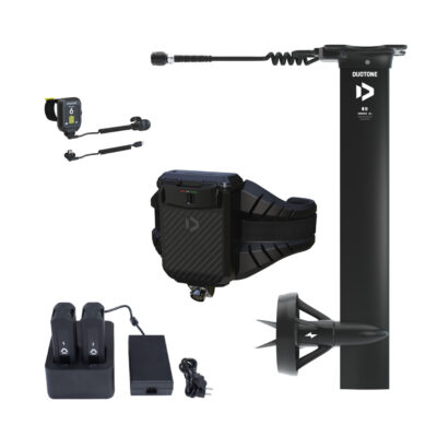 Duotone E-Foil System mit Mast, Antrieb, Akkus, Ladestation und Fernbedienung auf weißem Hintergrund.