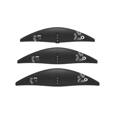Drei schwarze Duotone Free 2.0 Wingfoil-Frontflügel in unterschiedlichen Größen untereinander angeordnet.