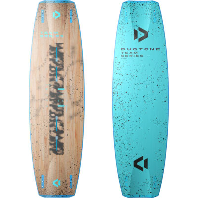 Vorder- und Rückansicht des Duotone Team Series Park Kitesurf-Boards 2025 in Blau und Holzoptik.